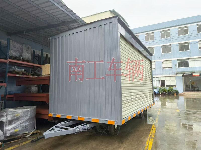 10吨箱式星空XK·（中国）体育官方网站-星空·体育（XK SPORTS）官方网站两侧带卷帘门 牵引雨篷拖车